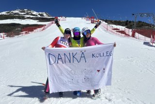 Elena Stoffel, au centre, accompagnée de Mélanie Meillard (à gauche) et Aline Danioth